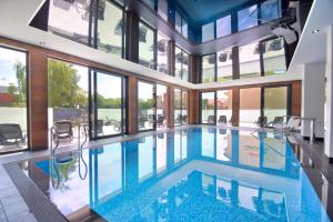 梅尔诺Savana Resort Mielno的一座带窗户的大型游泳池