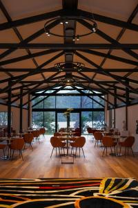 Bar PointMarramarra Lodge的大型客房设有桌椅和窗户。