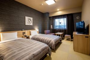 松江市松江路线酒店 的酒店客房设有两张床和一台平面电视。