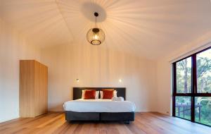 Bar PointMarramarra Lodge的一间卧室设有一张床和一个大窗户