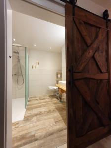 富特旺根小鹿旅馆的一间带推拉谷仓门和淋浴的浴室