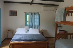 圣卡塔利娜岛Casa Maya的一间卧室配有一张床和一张双层床。