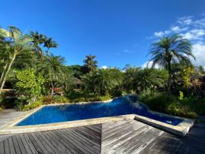 坎布里Villa Bebek Hotel的棕榈树度假村内的游泳池