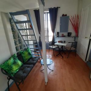 艾克斯莱班Studio indépendant centre ville Aix les bains的带沙发和楼梯的客厅