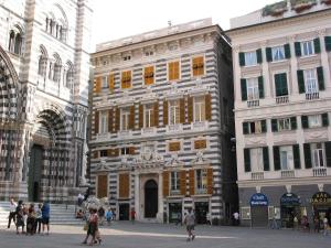 热那亚本迪内利-萨乌利公寓的一群人走在前面的建筑