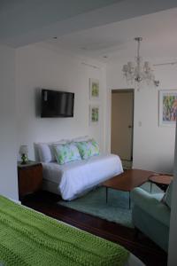 坦迪尔Allegra Dalila Casa Hotel-Arte的卧室配有一张床铺,墙上配有电视