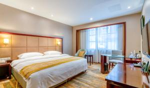 烟台烟台美亚国际公寓 (原华美达广场)的酒店客房设有一张大床和一张书桌。