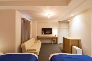 神户Hotel Meriken Port Kobe Motomachi的一间医院间,配有沙发和电视