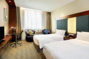 上海上海浦东假日酒店的酒店客房配有两张床和一张书桌