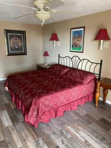 科珀斯克里斯蒂卡普里海滩酒店的一间卧室配有一张红色床罩的床