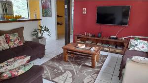 伊利亚贝拉Recanto dos Pássaros的客厅配有2张沙发和1台平面电视