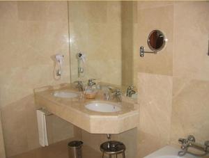 萨莫拉多纳沃卡酒店的一间带两个盥洗盆和卫生间的浴室