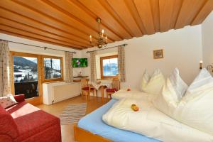 塞费尔德附近赖特嘎普霍夫酒店的一间卧室设有一张床和一间客厅。