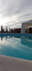 马德里德霍斯Casa rural Vega alta的游泳池中间设有帐篷