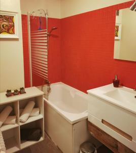 圣特萨维内Appt ENTIER proche *CENTRE VILLE *GARE的浴室配有白色浴缸和水槽
