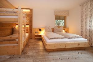 滨湖采尔Gästehaus Trixl的一间卧室设有两张双层床和一扇窗户。