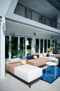 曼谷Le Tada Parkview Hotel - SHA Plus的带沙发和桌子的客厅