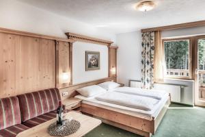 豪尔兹高Vera Monti的一间卧室配有一张床和一张沙发