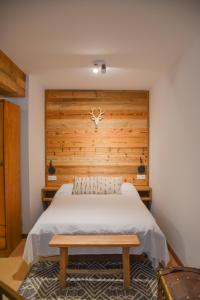 帕斯底拉卡萨Envalira Vacances - Woody的一间卧室配有一张木墙床