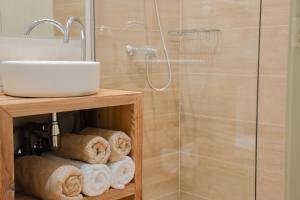 帕斯底拉卡萨Envalira Vacances - Woody的带淋浴、水槽和毛巾的浴室