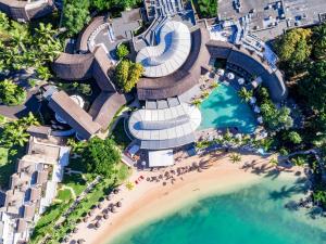 格兰高伯LUX* Grand Gaube Resort & Villas的享有海滩度假村的空中景致