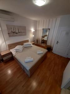 亚德里亚Apartments Adria的一间卧室配有一张带两个枕头的床