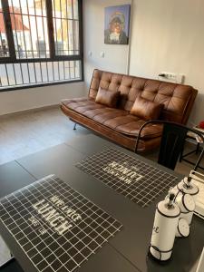 马德里T-Homes - Fuencarral的客厅配有棕色沙发和2个垫子