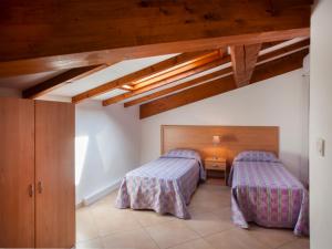 圣尼科劳Vacancéole - Résidence Sognu di Rena的配有木天花板的客房设有两张床。