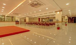 维沙卡帕特南Treebo Trend Rainbow Grand的一间会议室,里面配有椅子和地板上的红色地毯