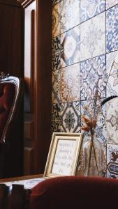 鲁尔蒙德威廉二世住宿加早餐旅馆的一间拥有蓝色和白色瓷砖墙壁的客房
