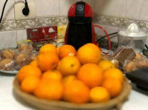 图伊JACOB'S HOSTEL TUI的厨房里的碗橘子