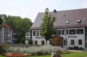 兰格瑙Hotel-Gasthof zur Linde的一座白色的大建筑,上面写着“霞慕尼”字