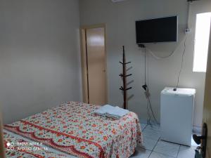 马塞约Pousada Belo Mar的一间设有床铺和电视的房间
