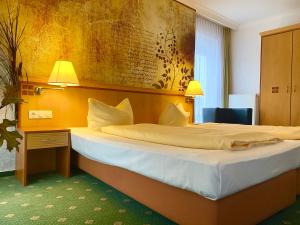 Querfurt奎弗尔特旅馆的一间卧室,卧室内配有一张大床