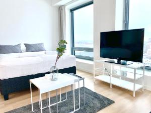 坦佩雷City Home Finland Studio Suite - Great City Views and Perfect Location next to Railway Station的白色的客厅配有电视和沙发