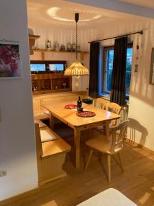 奥巴拉马高Home Office und Ferienhaus Valentin in Oberammergau的厨房配有木制餐桌和椅子