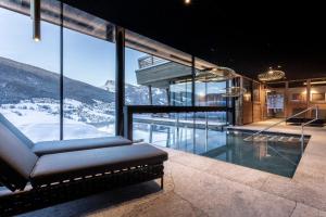 奥蒂塞伊Hotel Niblea Dolomites的山景别墅 - 带游泳池