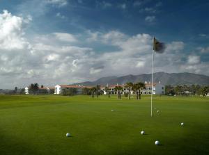 马拉加马拉加高尔夫旅馆的绿色的高尔夫球场,带旗帜和球