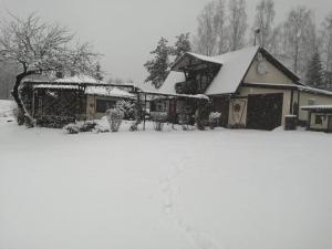 PriežmaleAglonas Līdakas的院子里的雪覆盖的房子