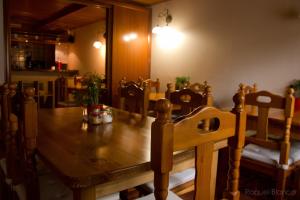 特雷多斯萨乌斯酒店的餐桌、椅子和木桌