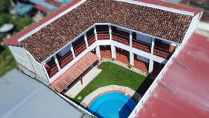 佩达西镇Residencial Santa Catalina Pedasi的享有带游泳池的大楼的顶部景致