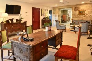 奥伦塞Gandarela Turismo Rural的客厅配有木桌和椅子