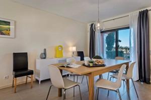 斯代塔维拉Villa Lux - 5O的用餐室以及带桌椅的起居室。