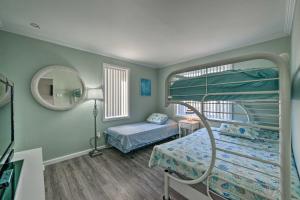 怀尔德伍德Beach Block Wildwood Condo - Proximity to Dining!的一间医院间,配有两张双层床和镜子