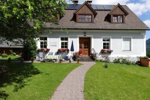 多内尔斯巴赫瓦尔德Ferienwohnung Mörsbachblick的前面有一条小路的白色房子