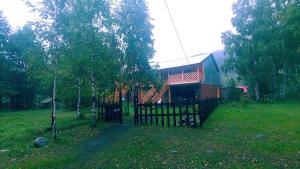 UznezyaSelskaya Usadba的院子前有围栏的房子