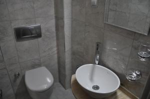 安塔利亚Sibel Hotel的浴室配有白色卫生间和盥洗盆。
