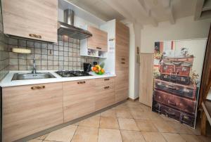 乌真托La Corte delle More的一个带木制橱柜和水槽的厨房