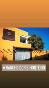 拉巴拉德纳圣米格尔Rancho da Doris的黄色建筑,标有读取 ⁇ 色的 ⁇ 色