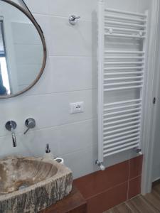 利维松多里Piccolo Paradiso in pieno centro Rivisondoli的一间带水槽和镜子的浴室